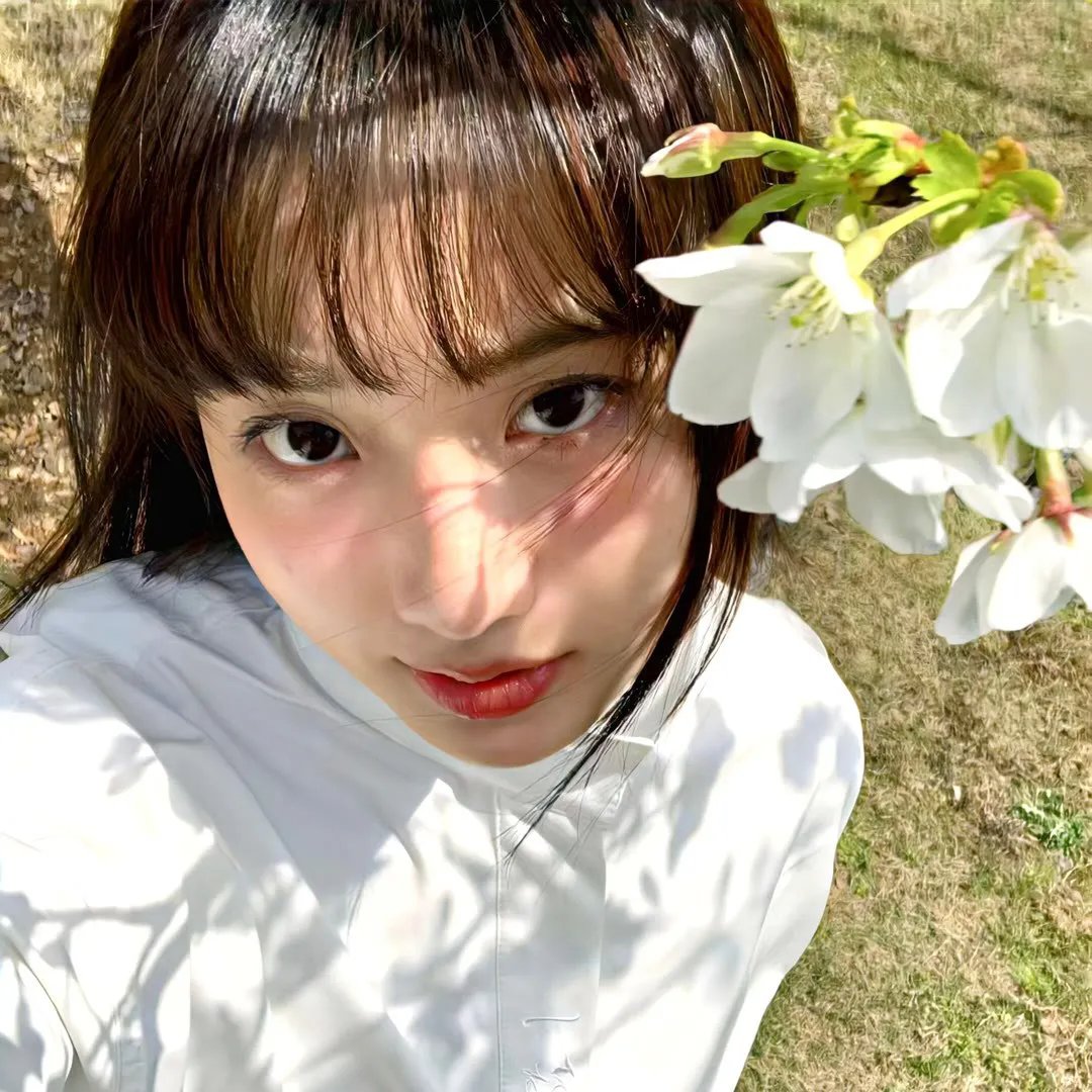 抽象画中的越南少女